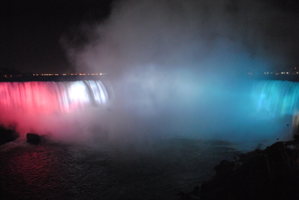 Horseshoe falls at night